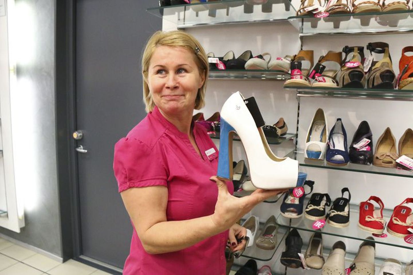Kogenud kingamüüja Liivika Toovis näitab kingi, mis Virumaa 
naiste südant ei võitnud ning mille nüüd vaid mõne euroga poest 
kätte saab. Seevastu klassikalised jalavarjud poodi kauaks seisma ei jää.