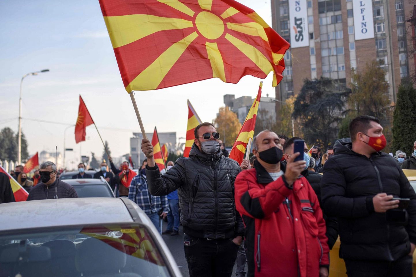 Novembri lõpus lahvatasid Skopjes suurima opositsioonierakonna VMRO-DPMNE eestvedamisel valitsusvastased meeleavaldused.
 