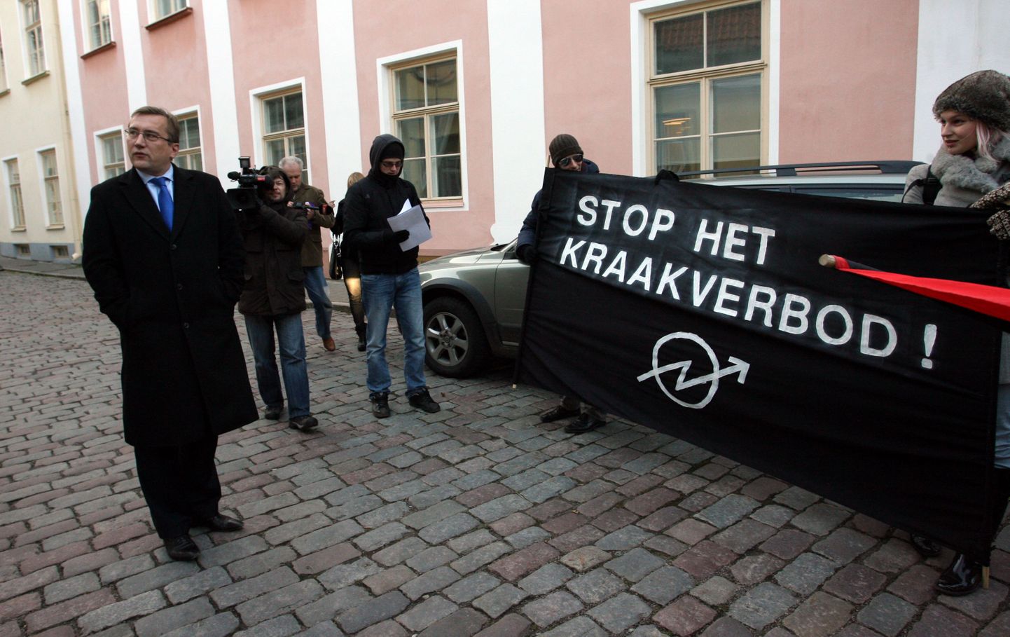 Korraks peatus saatkonna ees ka Stenbocki majja suundunud majandusminister Juhan Parts, kellele meeleavaldajad oma seisukohti selgitasid.
