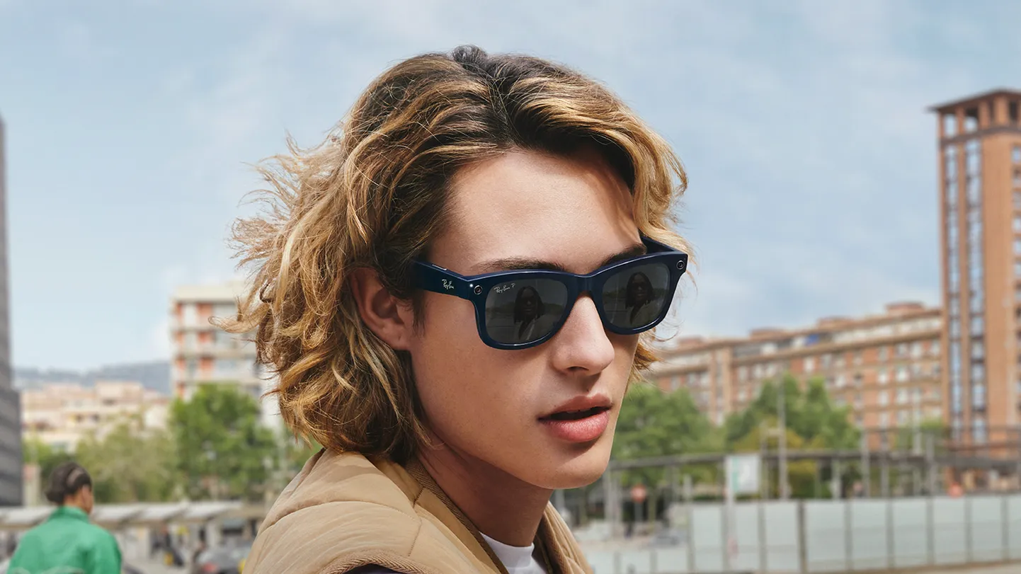Naine Ray-Ban'i ja Facebooki nutiprillidega. Lähedalseisjad ei pruugi teadagi, et ta neid parasjagu pildistab või filmib.