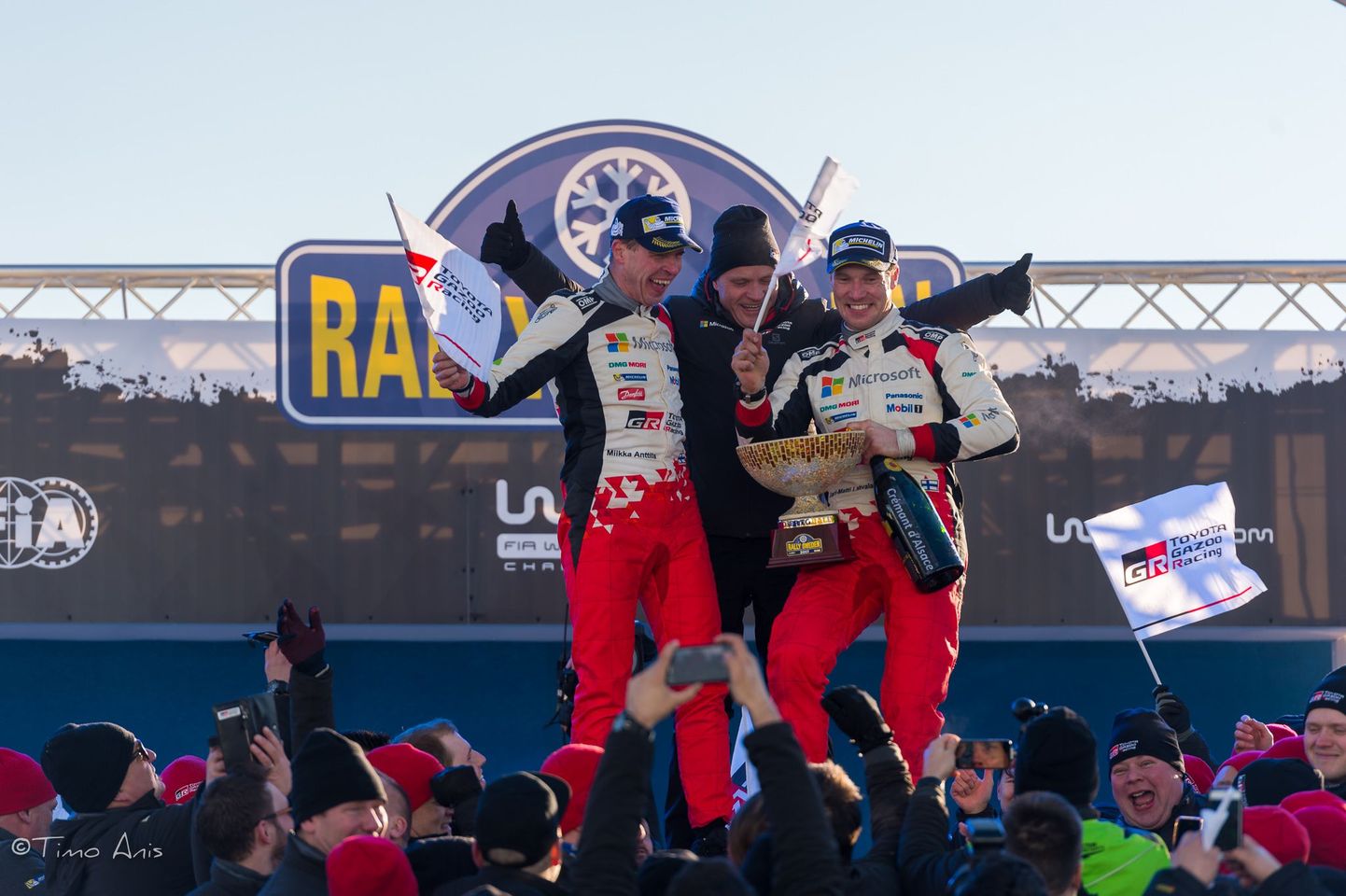 Miikka Anttila, Tommi Mäkinen ja Jari-Matti Latvala tähistamas Rootsi ralli võitu.