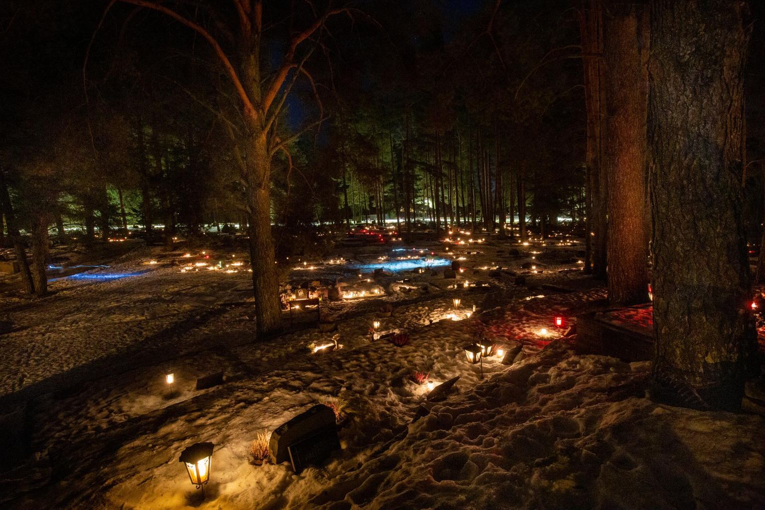 Viljandi kalmistutel põles jõululaupäeva õhtul tuhandeid küünlaid.