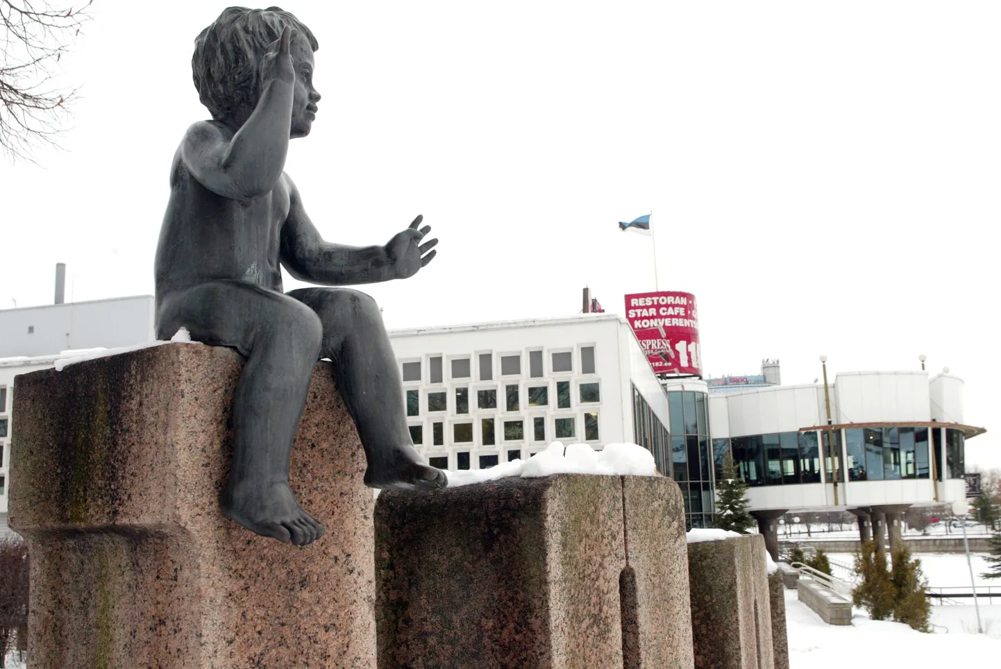 Skulptor Mare Mikofi loodud ja aastal 1977 Emajõe kaldale püstitatud mälestusmärk 100 000. tarlase sünni puhul. Viimastel aastatel on registreeritud tartlaste arv jäänud sellele numbrile alla.