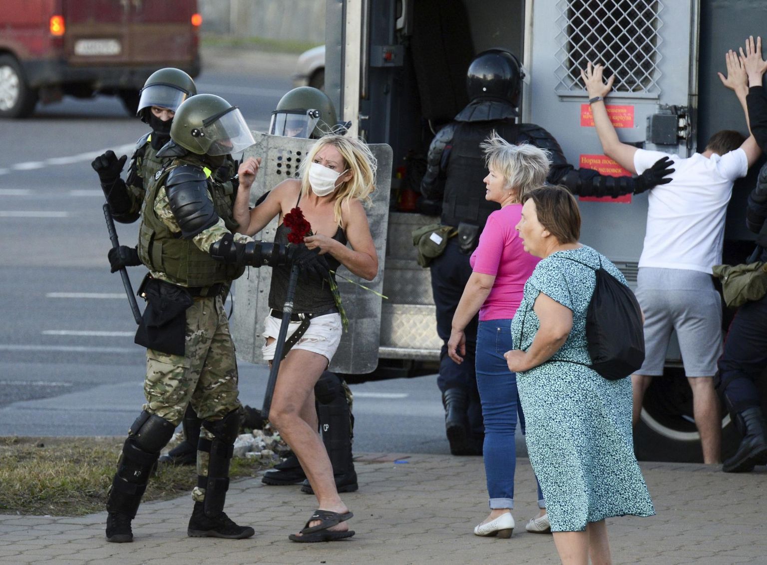 Sel nädalal Minskis surma saanud meeleavaldaja hukkumispaika lilli toonud valgevenelased põrkusid julgeolekujõududega. 