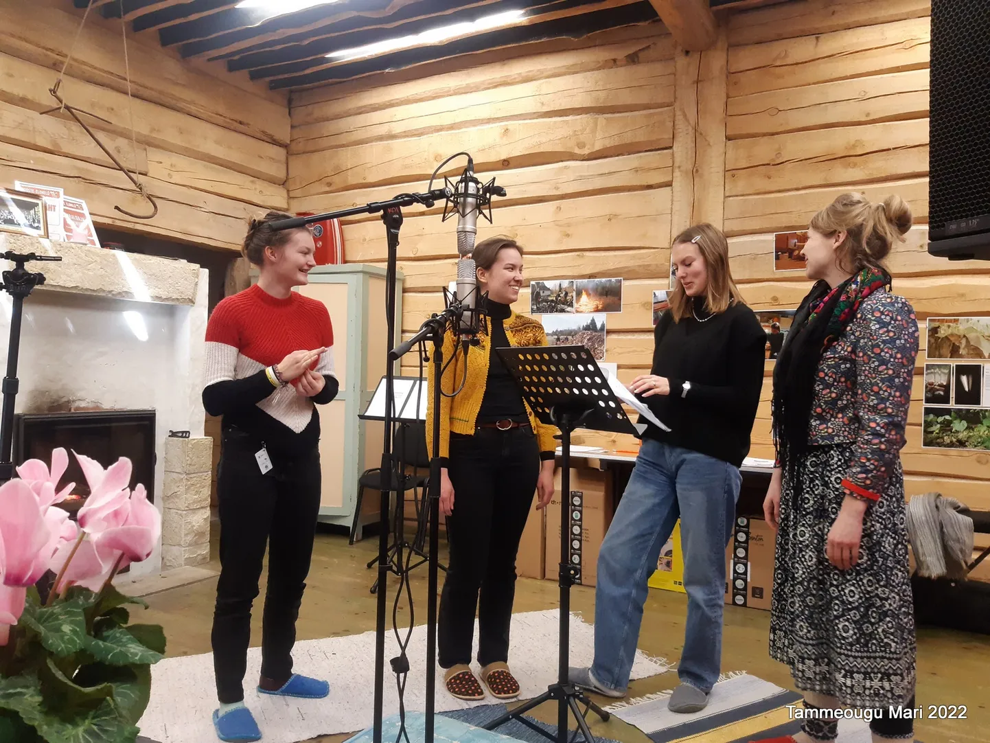 NOORED: Salvestamas on Ammukeri noorem seltskond koosseisus Pääsu Parrest, Astrid Rei, Liisi Kilgas ja Ainika Jakobson.