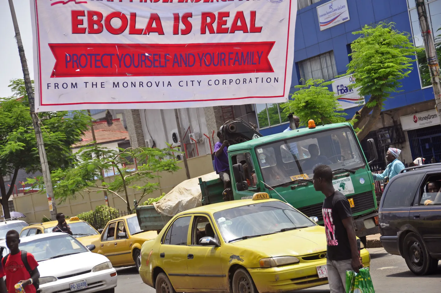 Ebola hoiatus «Ebola is real, Protect yourself and your family» (Ebola on olemas, kaitse end ja oma perekonda) Libeerias Monrovias