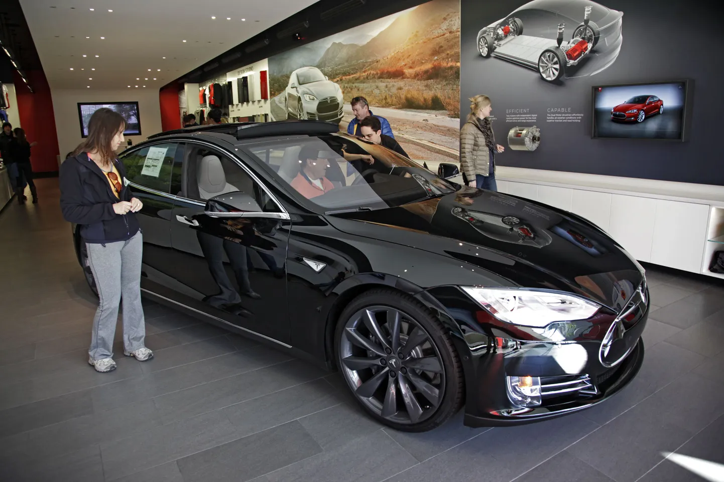 Kliendid uudistamas Tesla mudelit S autosalongis Santa Monicas, California osariigis.