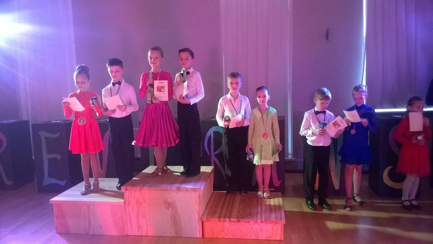 Kahe tantsu kokkuvõttes saavutasid kolmanda koha teises grupis tantsuklubi Cris tantsijad Madis Perillus ja Ksenja Parmenenkova.
