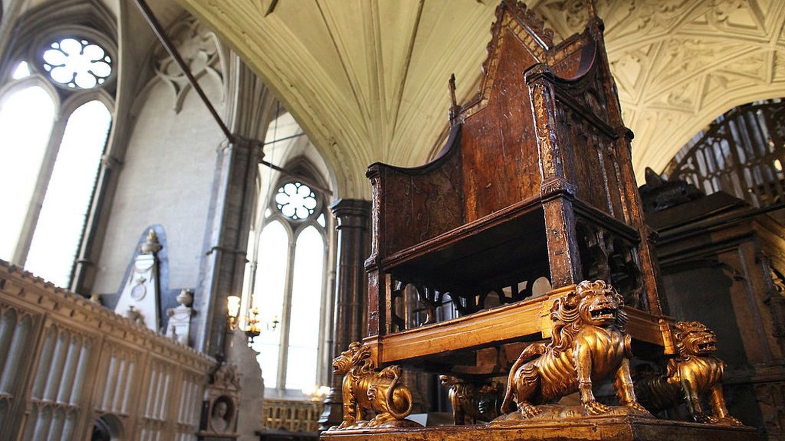 Коронационное кресло Эдуарда I. Он заказал его еще в XIII веке, а служит оно до сих пор