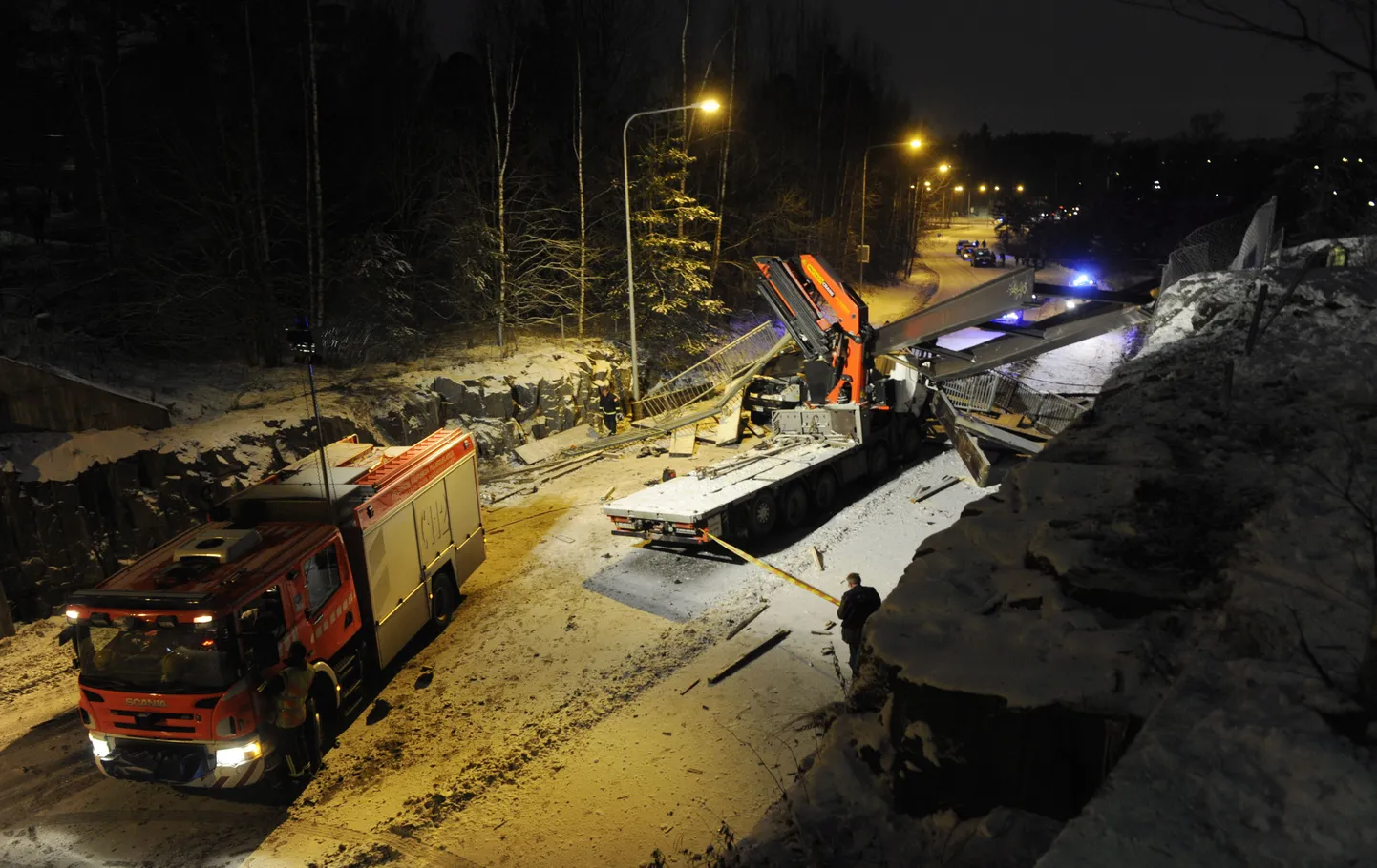 Tuletõrjujad Laajasalos pärast sillavaringut.