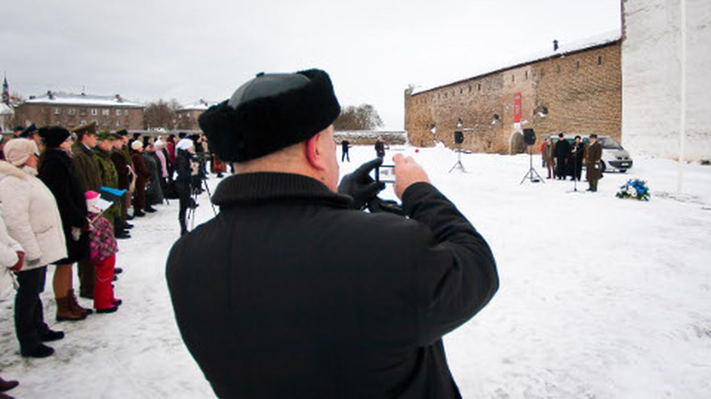 Geograafiast tulenevalt jõuab vabariigi sünnipäev esimesena Narva, kus linnuse õues heisatakse 24. veebruari päikesetõusul pidulikult lipp.