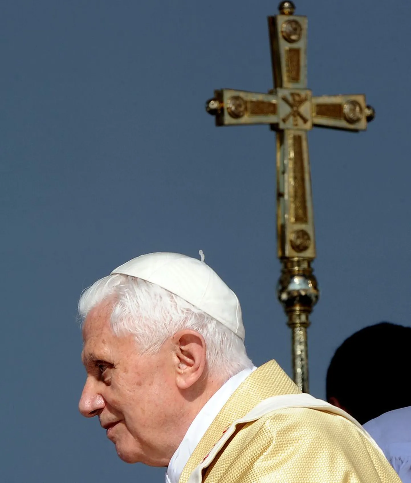 Paavst Benedictus XVI on skandaali pärast väljendanud häbi ja hingevalu. Eksperdid ei pea tõenäoliseks, et Haagi kohus ohvrite kaebuse arutada võtab.