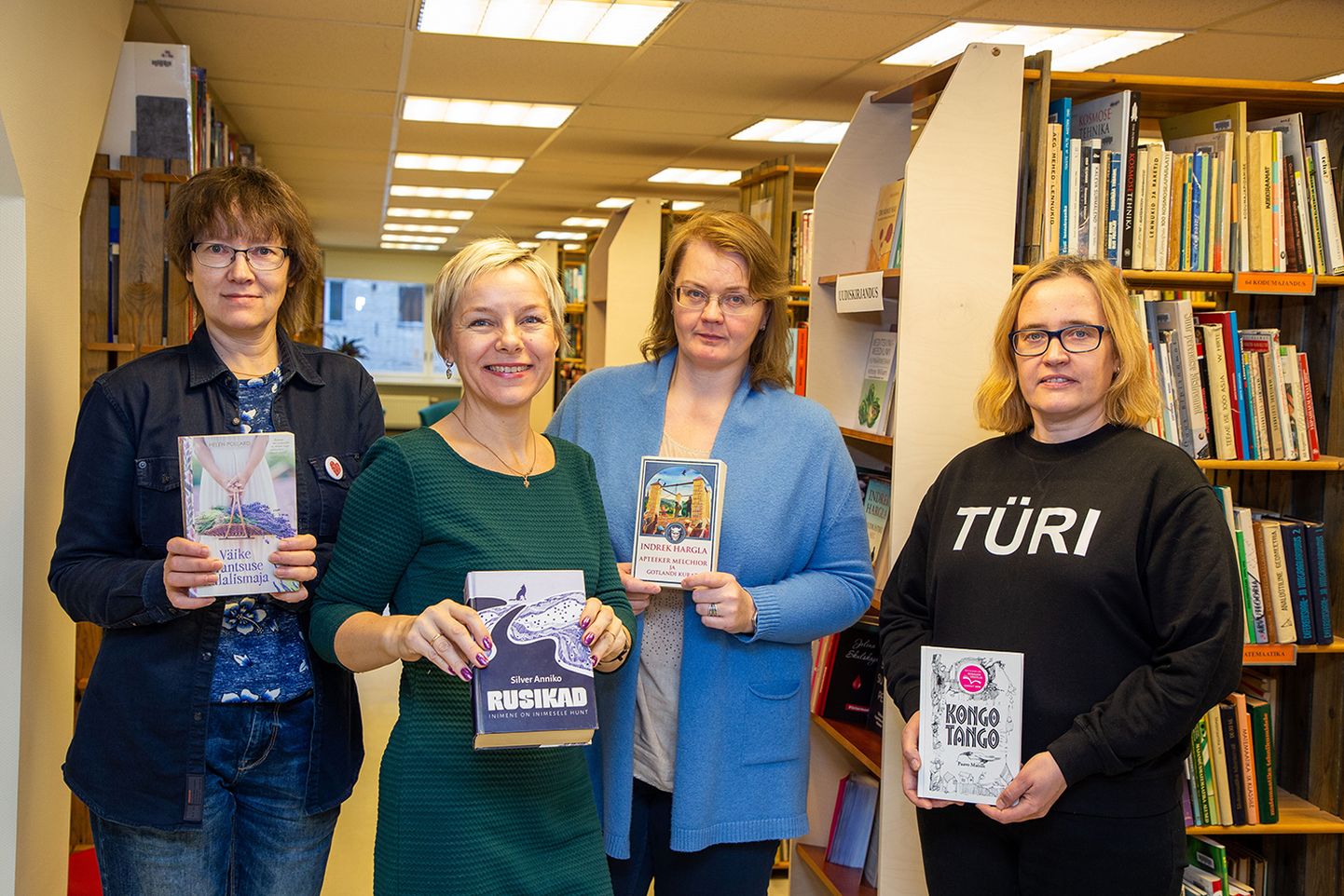 Türi raamatukogu töötajad (vasakult) Kersti Eenmaa, Astrid Karpender, Tiina Linamägi, Triinu Eplik hoiavad käes raamatuid, mida möödunud aastal usinalt loeti.