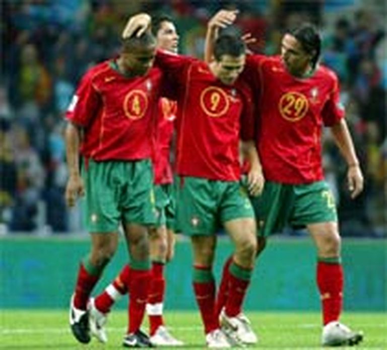 2005. gada 12. oktobris, Portu. Pauleta (centrā) saņem apsveikumus no komandas biedriem Žoržē Andrades (pa kreisi) un Fernando Meiras (pa labi). Pauleta ir kļuvis par visu laiku rezultatīvāko Portugāles izlases futbolistu. 