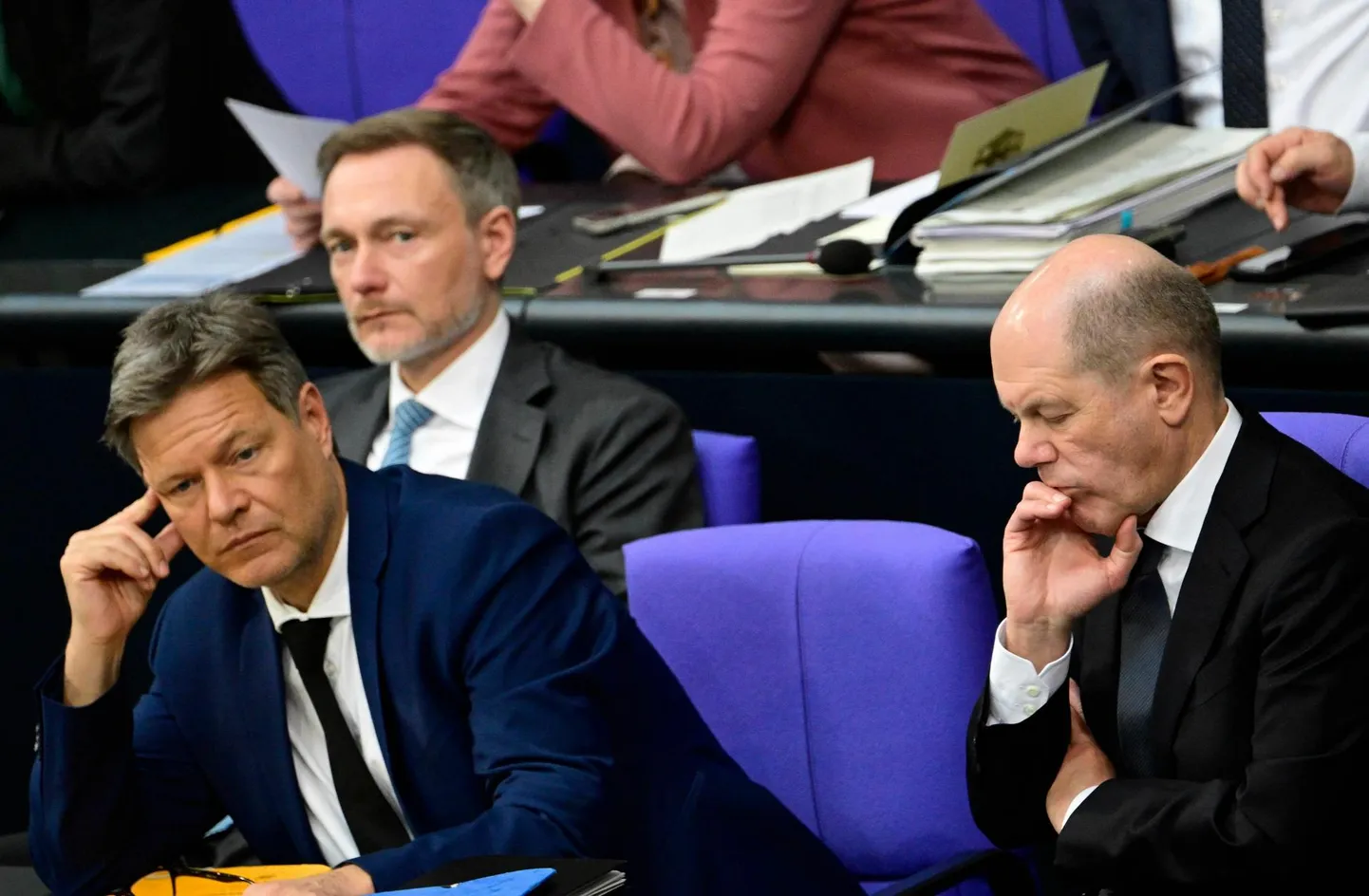 Saksa valitsuskoalitsioon on majanduspoliitiliselt jõudnud patiseisu. Vasakult paremale majandus- ja kliimakaitseminister Robert Habeck (rohelised), rahandusminister Christian Lindner (FDP) ja liidukantsler Olaf Scholz (SPD) Bundestagi istungil. foto: Tobias Schwarz/AFP/Scanpix