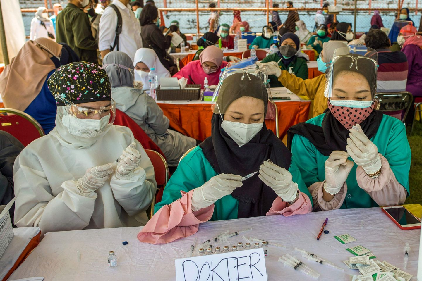 Arstid Indoneesias valmistamas ette koroonaviiruse vaktsiiniga süstlaid.