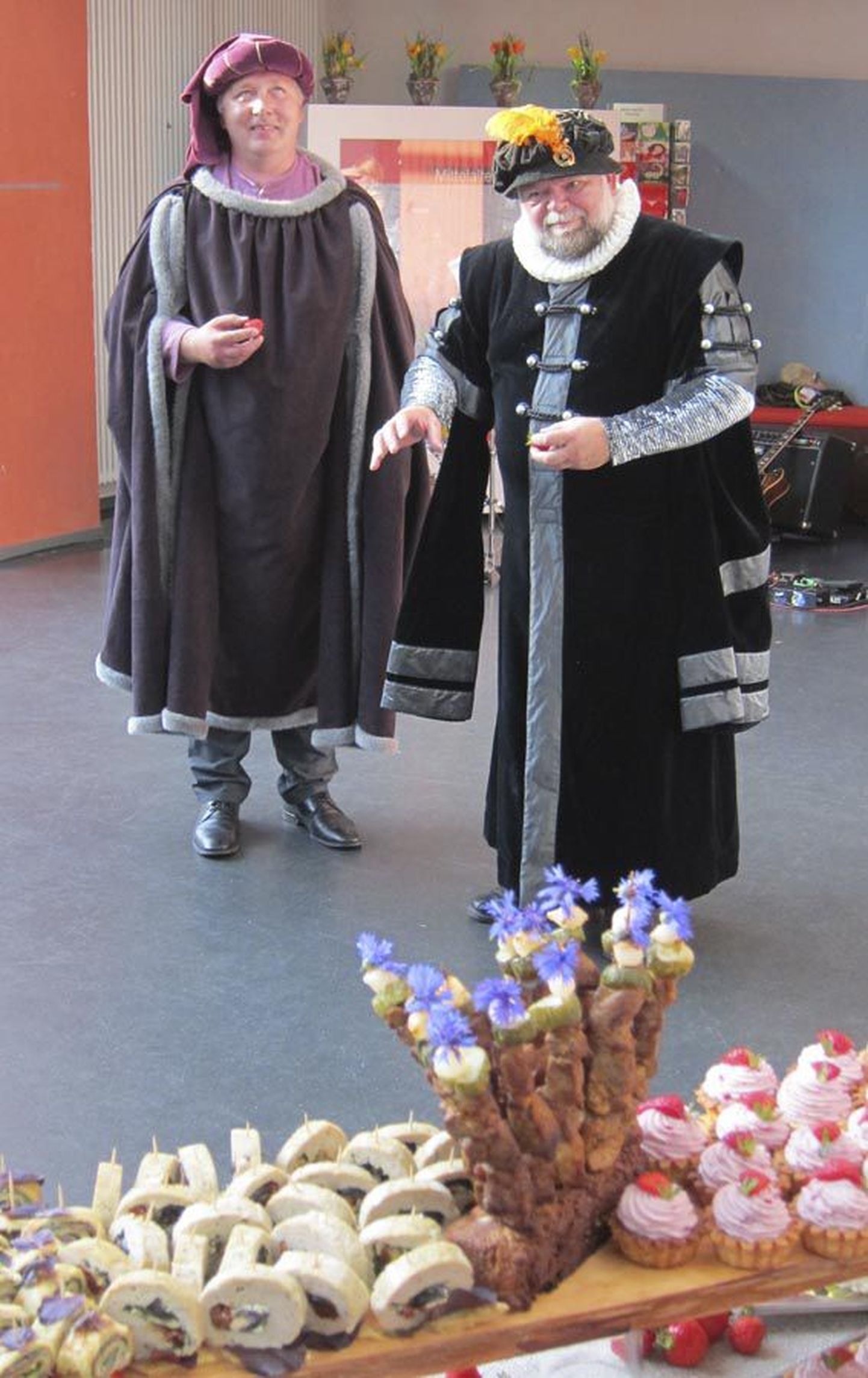 Suvel ametis olnud linnapea Loit Kivistik (vasakul) ja volikogu esimees 
Tarmo Loodus kandsid külalisi tervitades ja Minihansa ideed tutvustades hansaajale omaseid lopsakaid kostüüme.