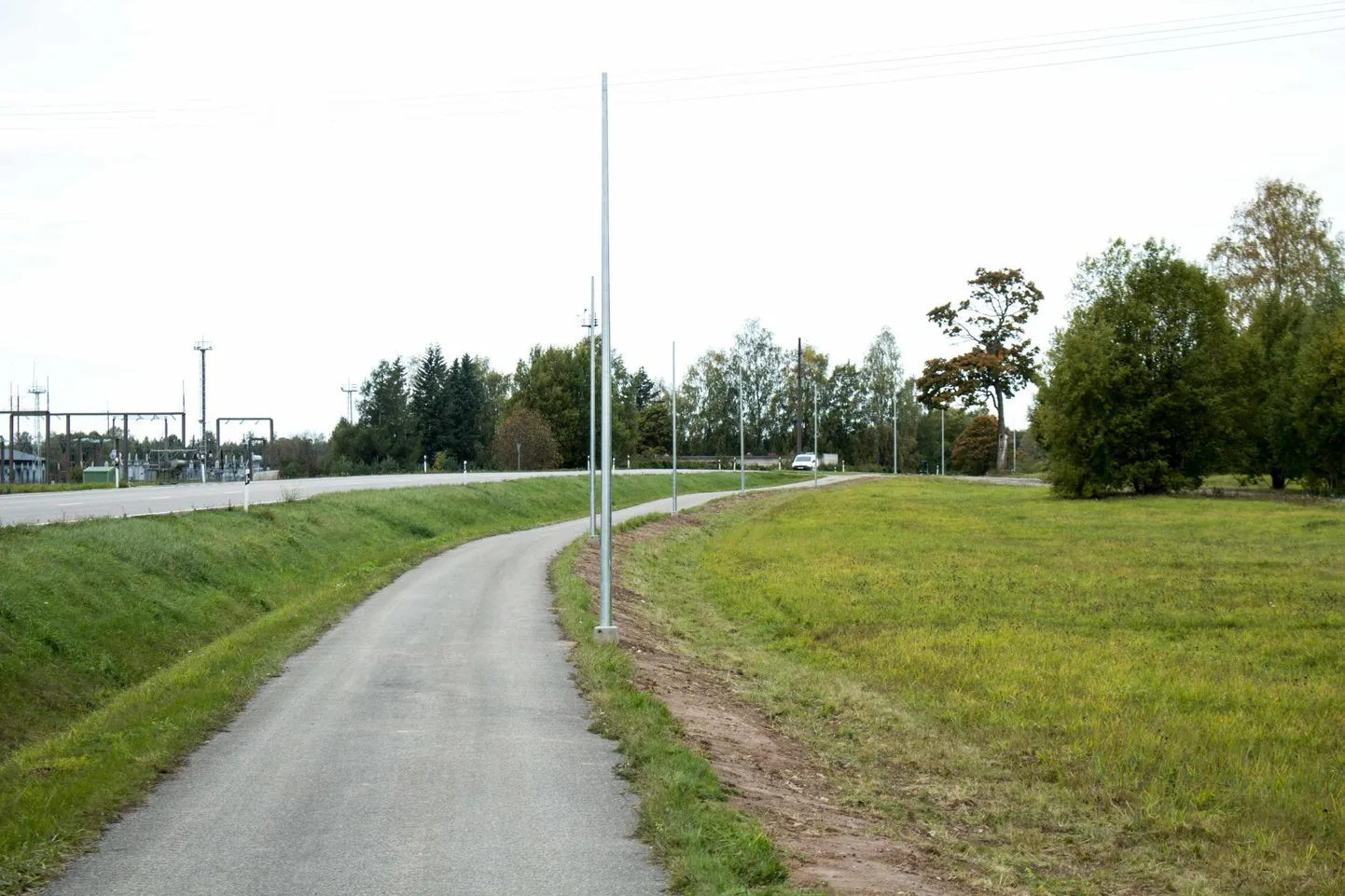 Kergliiklustee valgustus Tõrva ja Helme vahel on valminud.