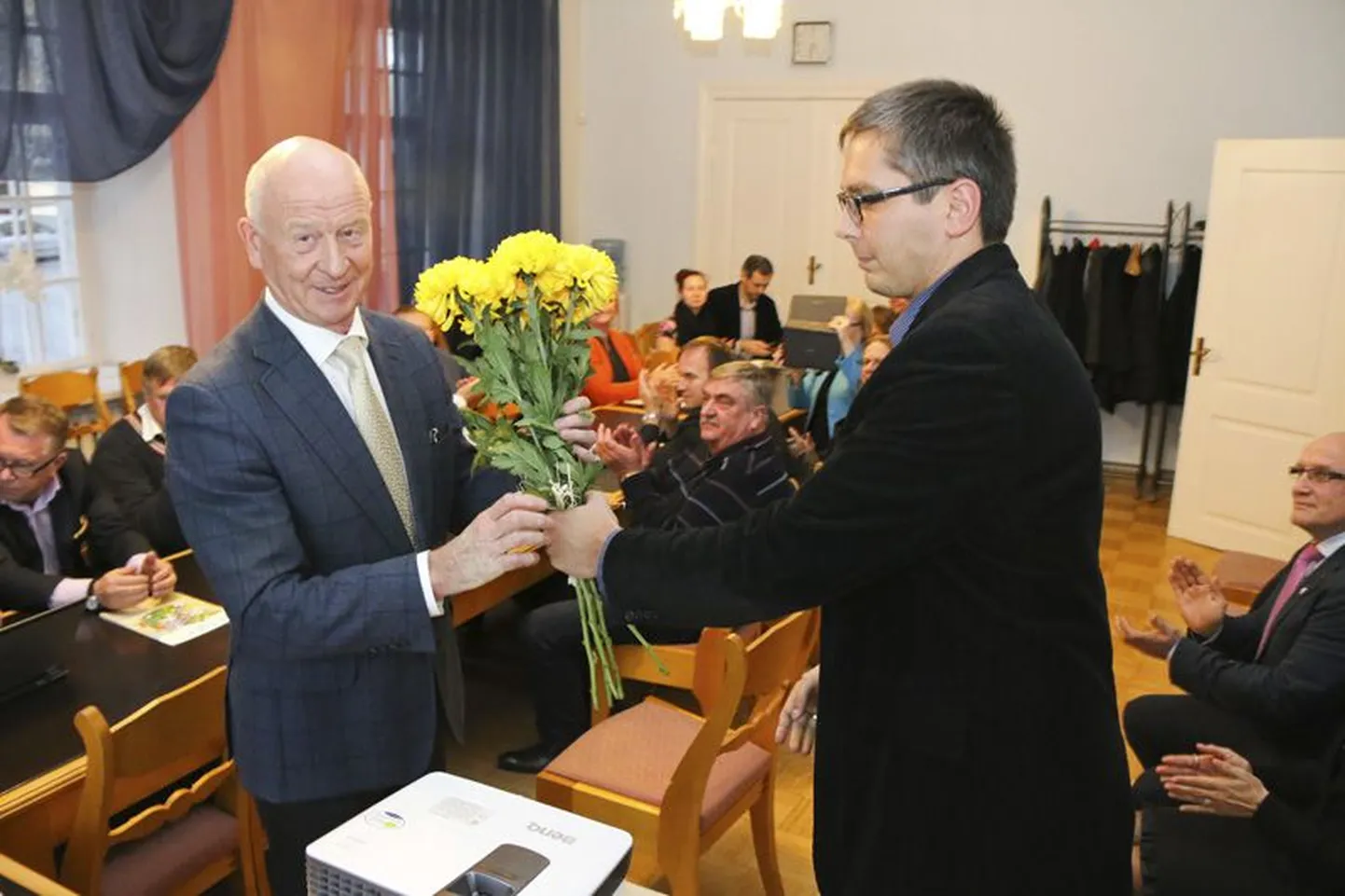 Toomas Varek (vasakul) saab lilled Marko Tormilt.
