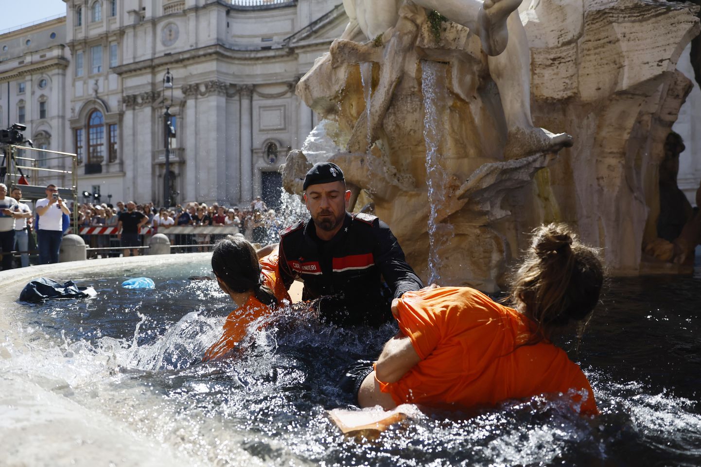 Rooma politsei ja meeleavaldajad purskkaevus rüselemas.