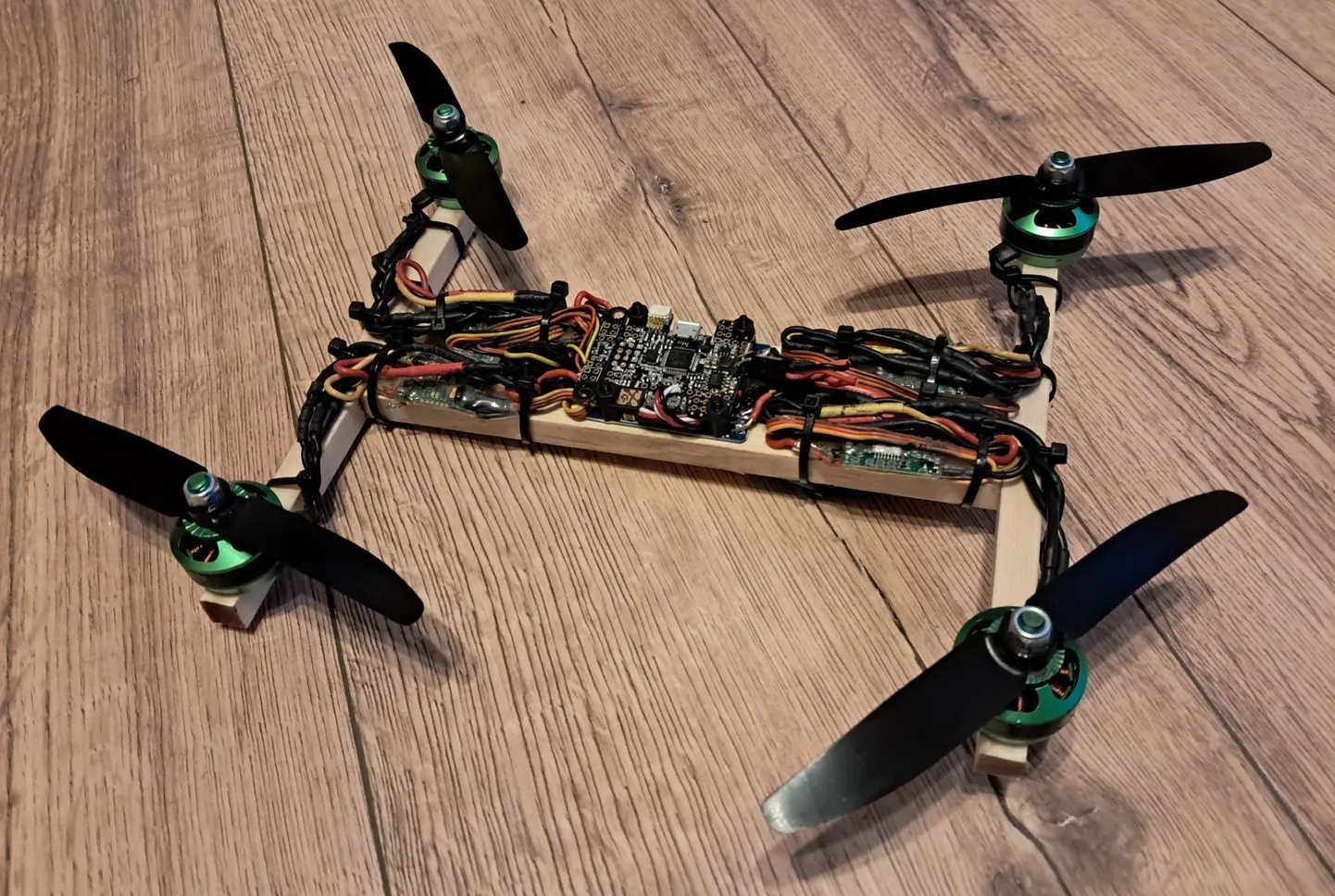 A drone on a wooden frame, made as a student project. Drone education must increasingly find its way into schools. Photo: «Tee Ise Droon» initiative group.