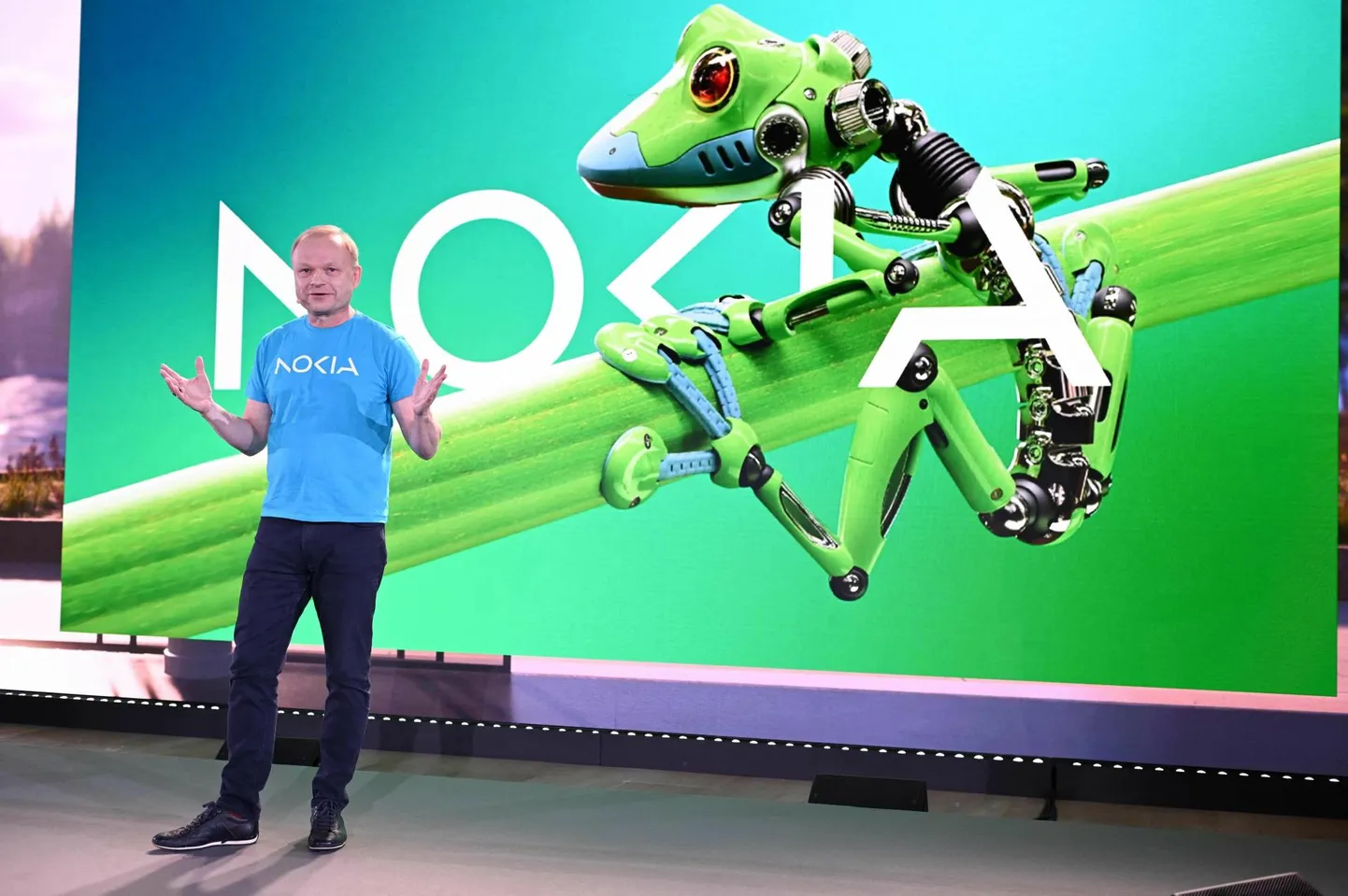 Nokia tegevjuht Pekka Lundmark avalikustas uue logo pühapäeval Barcelonas enne pühapäeval alanud messi Mobile World Congress.