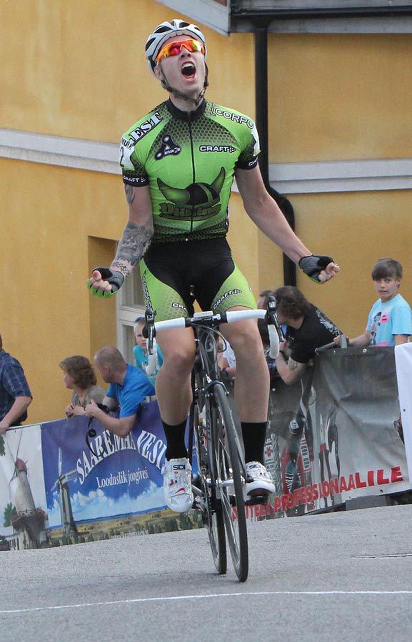 Saaremaa jalgratturite klubi Viiking meeskonda kuuluv Sten Sarv võitis eile Viljandis järsu Kõrgemäe tõusuga lõppenud 55. Saaremaa velotuuri teise etapi.