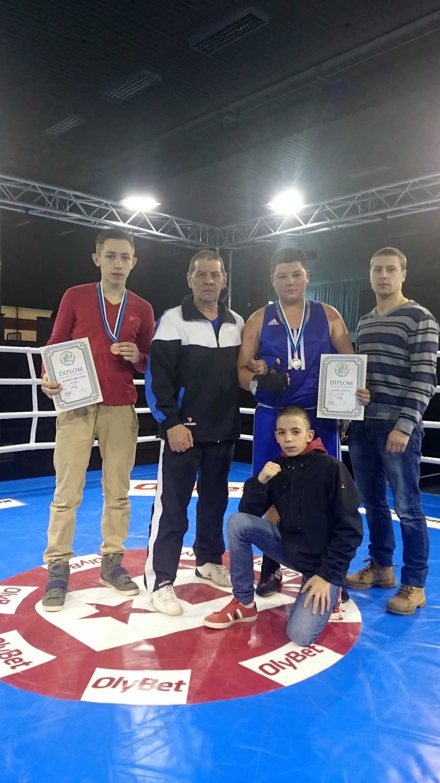 Robert Rudzenskas (vasakult), treener Žori Nevetšerja, Aleks Simanis, sekundant Andres Voronenko, kükitab Rafik Manukjan.