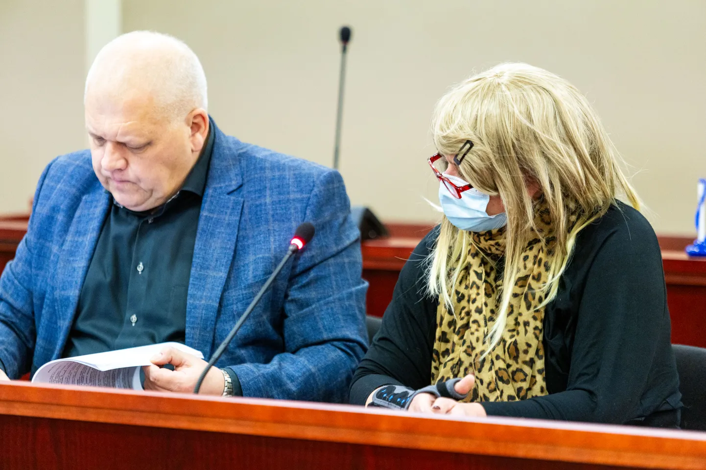 Murdjakoerte perenaine Monika Anton kandis kohtuistungil maski ja parukat. Tema kaitsja Andres Veski leidis, et ka Tartu ringkonnakohtu vähendatud karistus oli liialt karm.