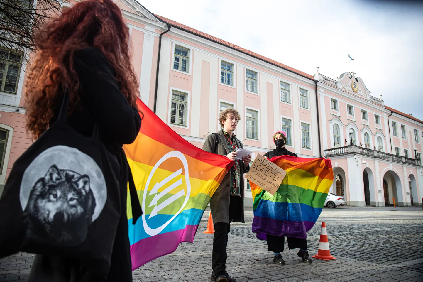 23.02.2021, Tallinn. LGBT meeleavaldus "Abieluvõrdsuse tõhutustoos". Jens Jaanimägi, Laila Kaasik. Foto Remo Tõnismäe, Postimees