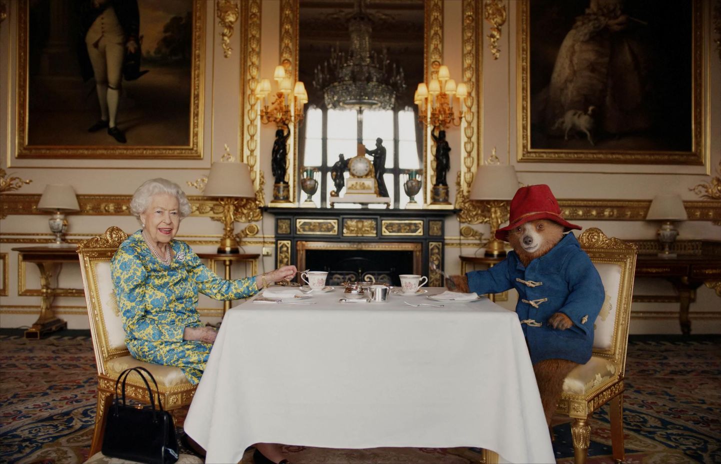Kuninganna Elizabeth kutsus troonijuubeli puhul Paddingtoni Buckinghami paleesse teed jooma.