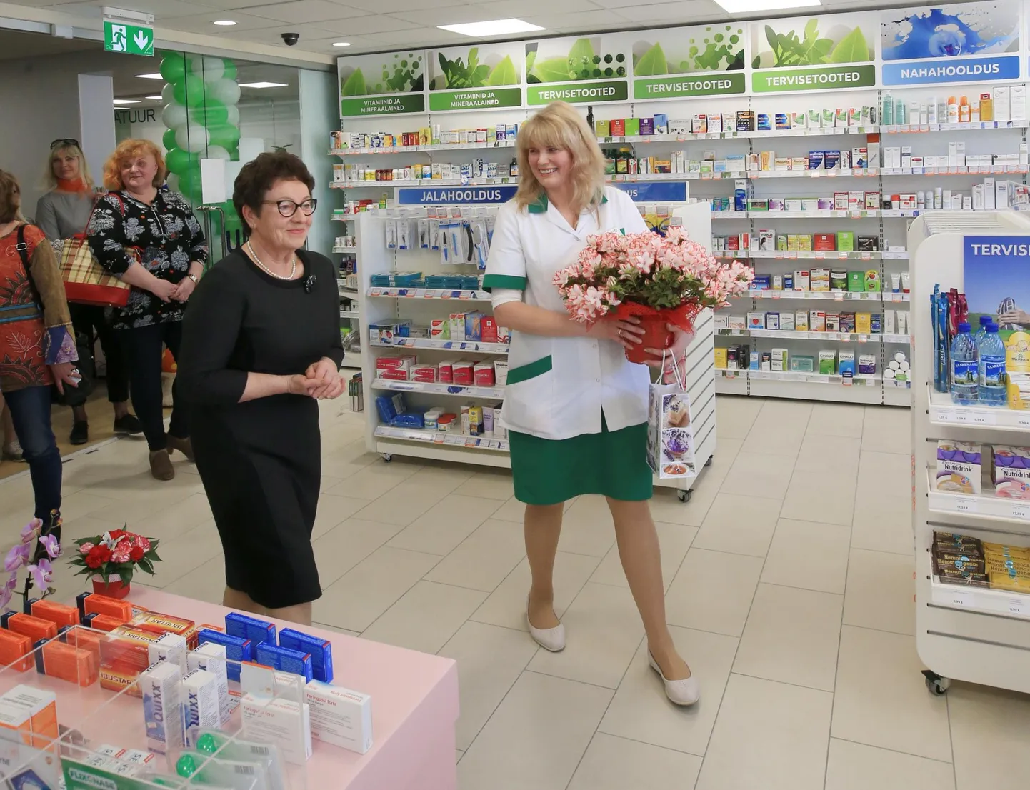 Elva haiglas eile avatud apteegi proviisor-juhatajat Marge Raukast (paremal) olid õnnitlema tulnud kolleegid, nende hulgas Tartu Raekoja apteegi endine juhtaja Tiia Kärner (vasakul).