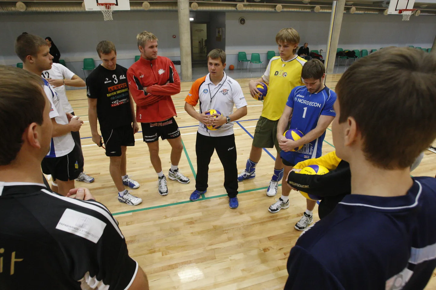 Võrkpallimeeskond Tartu Pere Leib treeningul.
Keskel meeskonna peatreener Rainer Vassiljev.