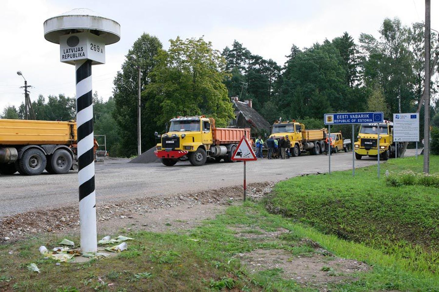 Ehitusfirma Valga Teed töömehed kogunevad hommikuti Eesti piirile, et minna sealt koos Ruhja lähistele maanteed remontima. Eestis on tööd suures osas lõpetatud, kuid Lätis kestavad need veel sügise lõpuni.