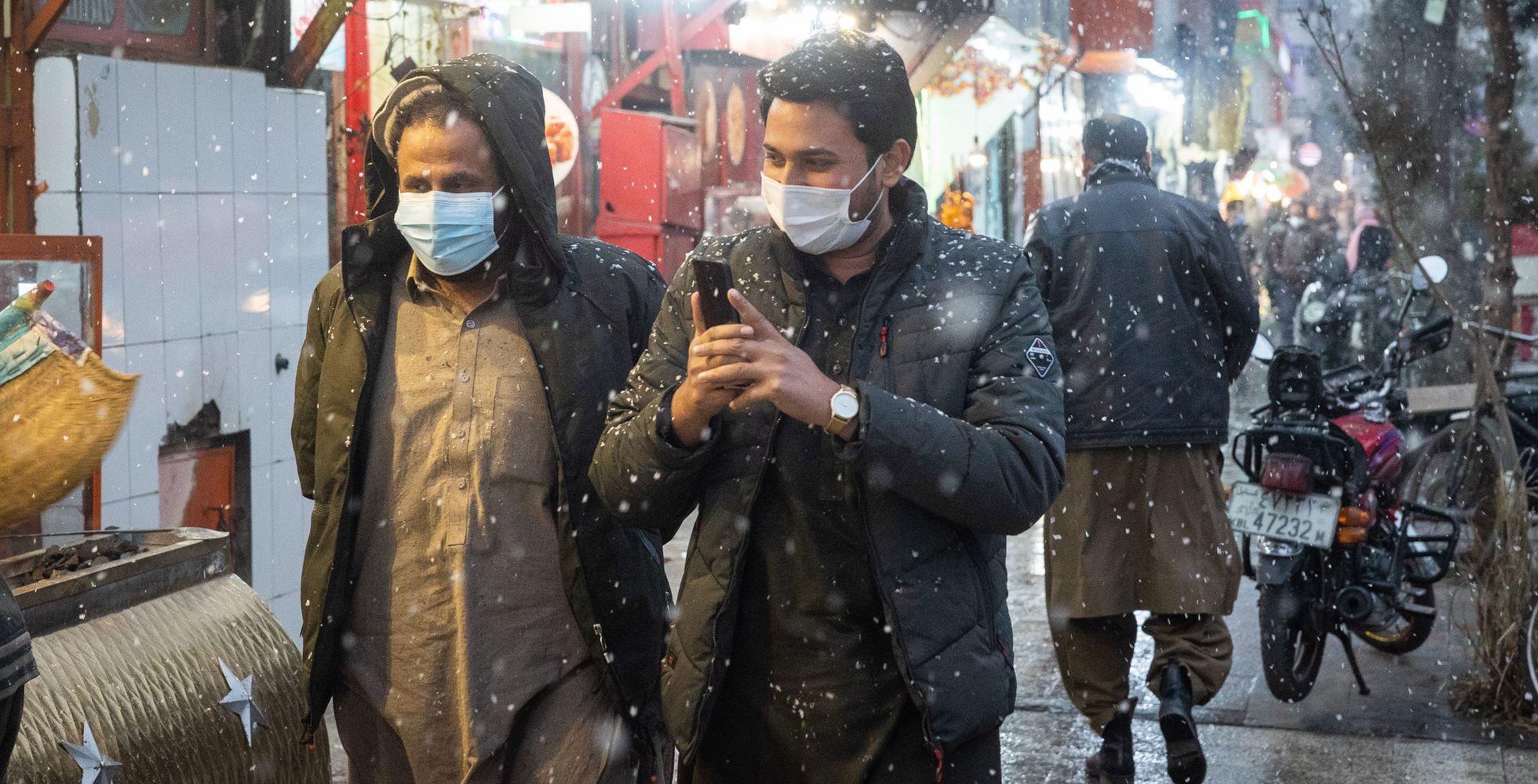 Koroona eest ennast kaitsvad Kabuli elanikud maskidega sel kolmapäeval, kui pealinnas tuli maha esimene lumi. Ööseks oli linn kaetud päris korraliku lumevaibaga, mis tekitas hommikul liikluses paraja kaose.