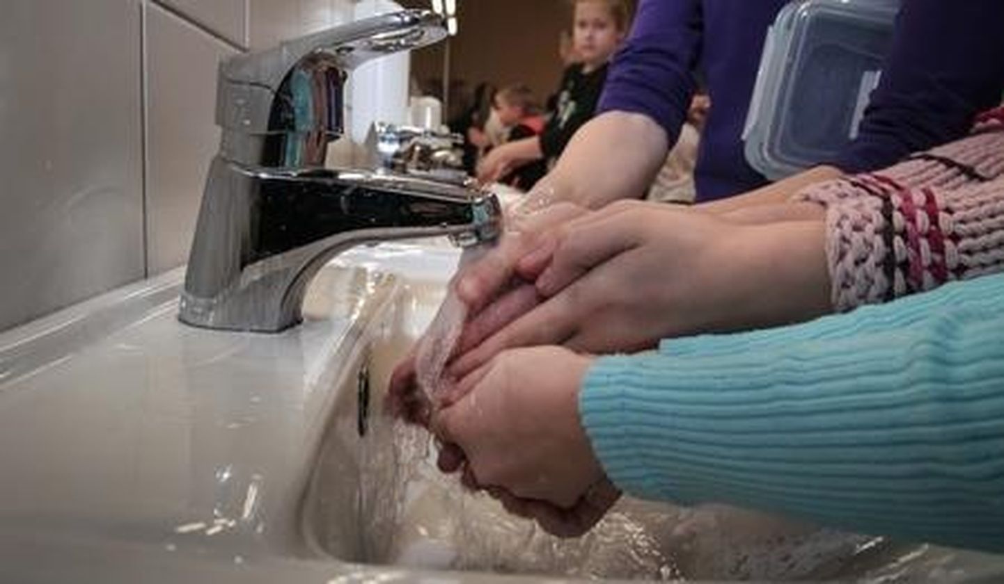 Käte pesemine aitab viirustesse nakatumist vältida.