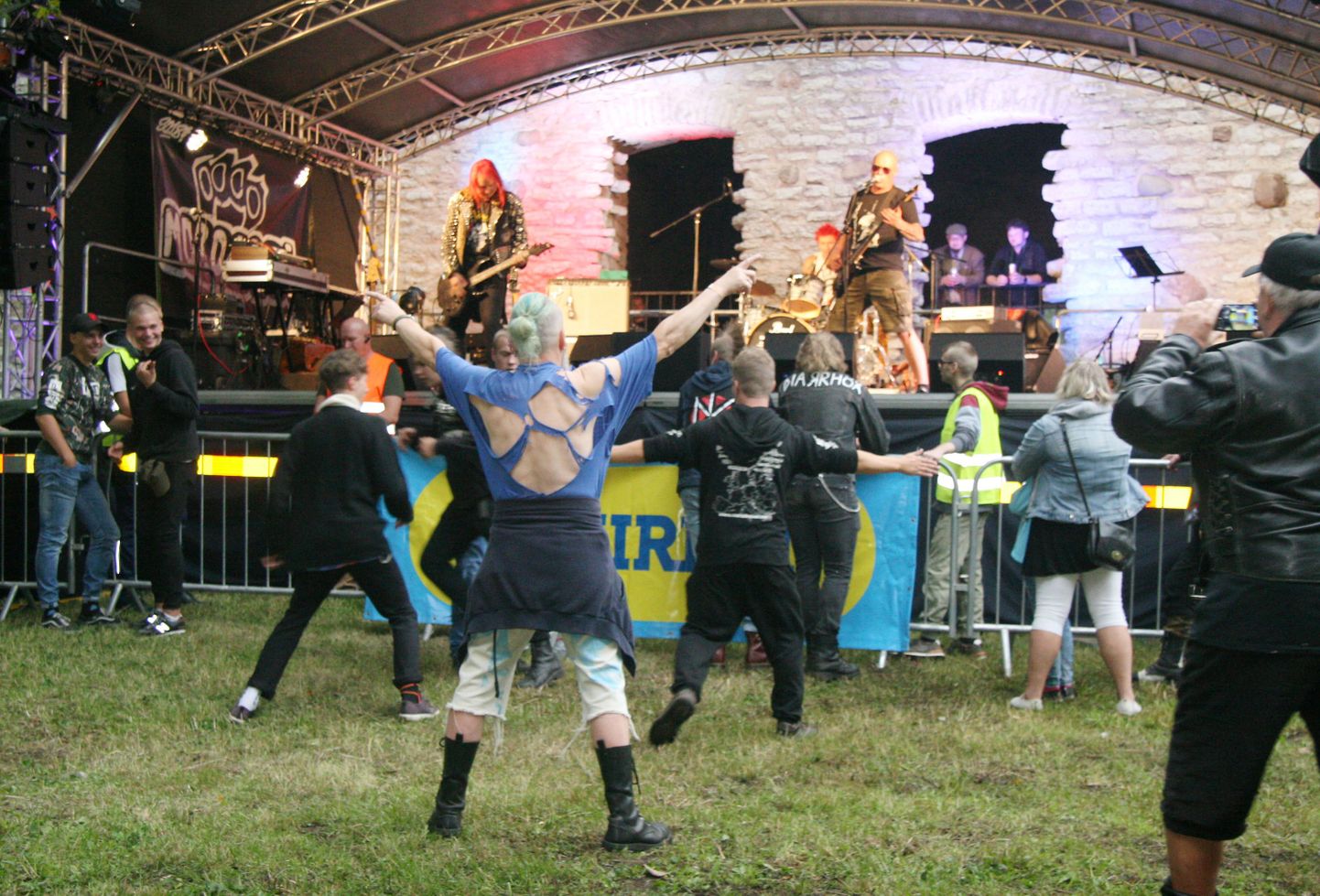 В парке мызы Ярве гремел рок-фестиваль.