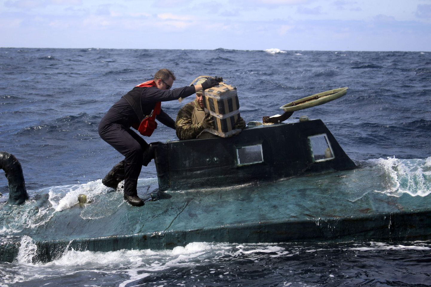 USA rannavalvurid allveelaeval, millest leiti üle 5 tonni kokaiini.
