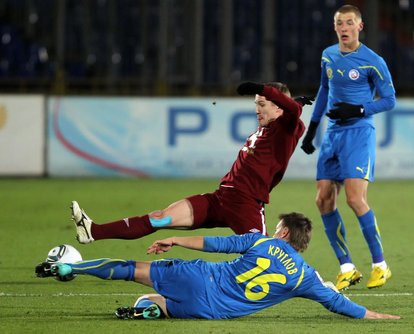 Dmitri Kruglov (nr. 16) FK Rostovi särgis.