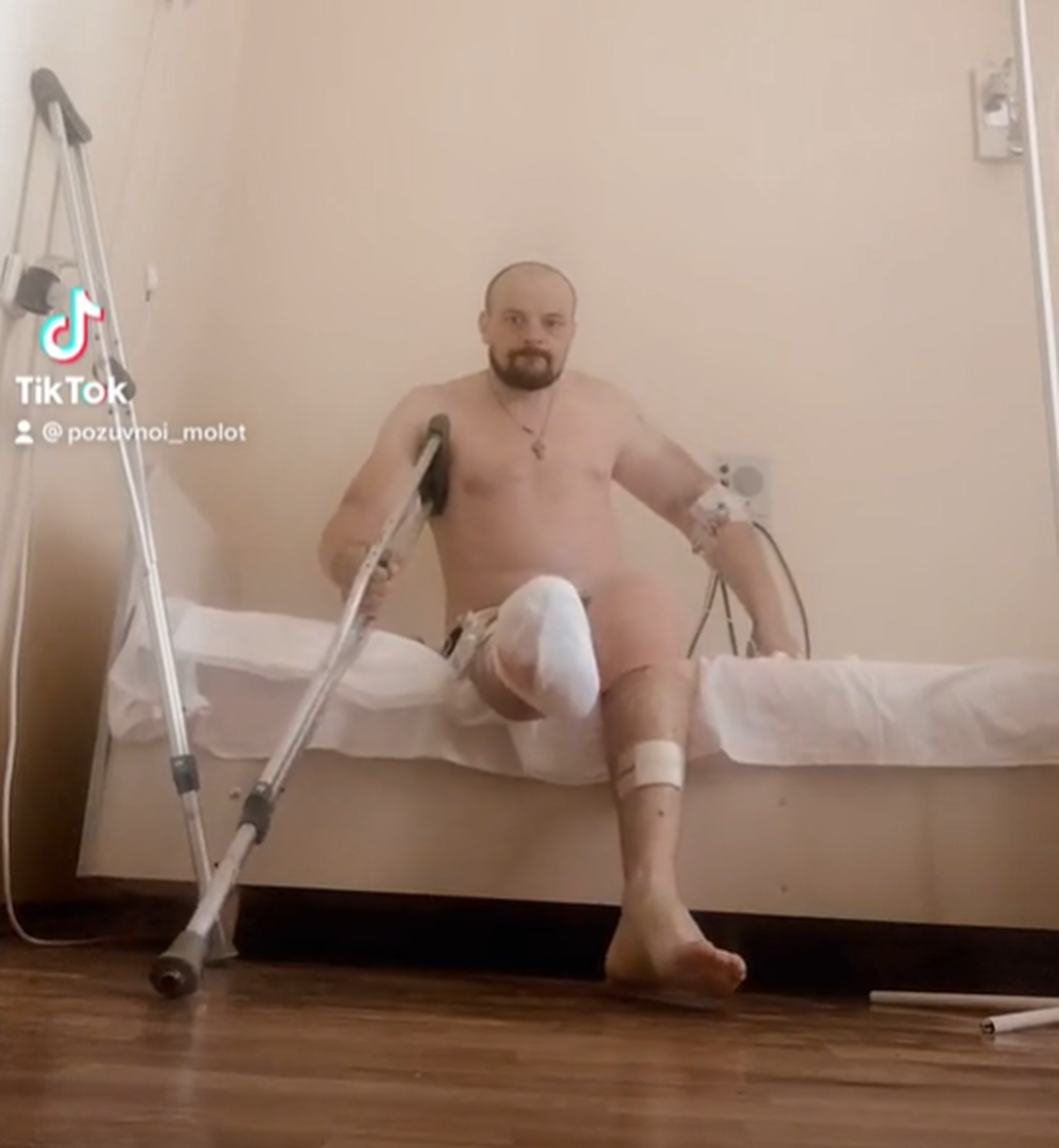 Osaliselt jala kaotanud Ukraina sõdur.