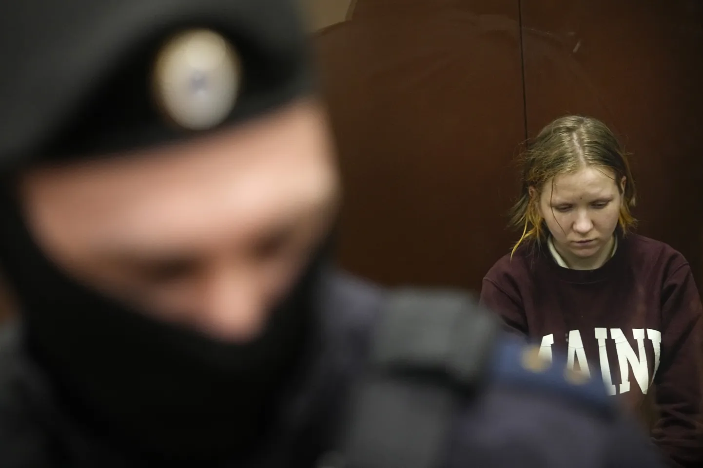 Петербурженка Дарья Трепова в суде. Девушка арестована по делу о взыве в кафе, где погиб известный Z-пропагандист Владлен Татарский (настоящее имя Максим Фомин). Басманный суд, Москва, 4 апреля 2023 года.