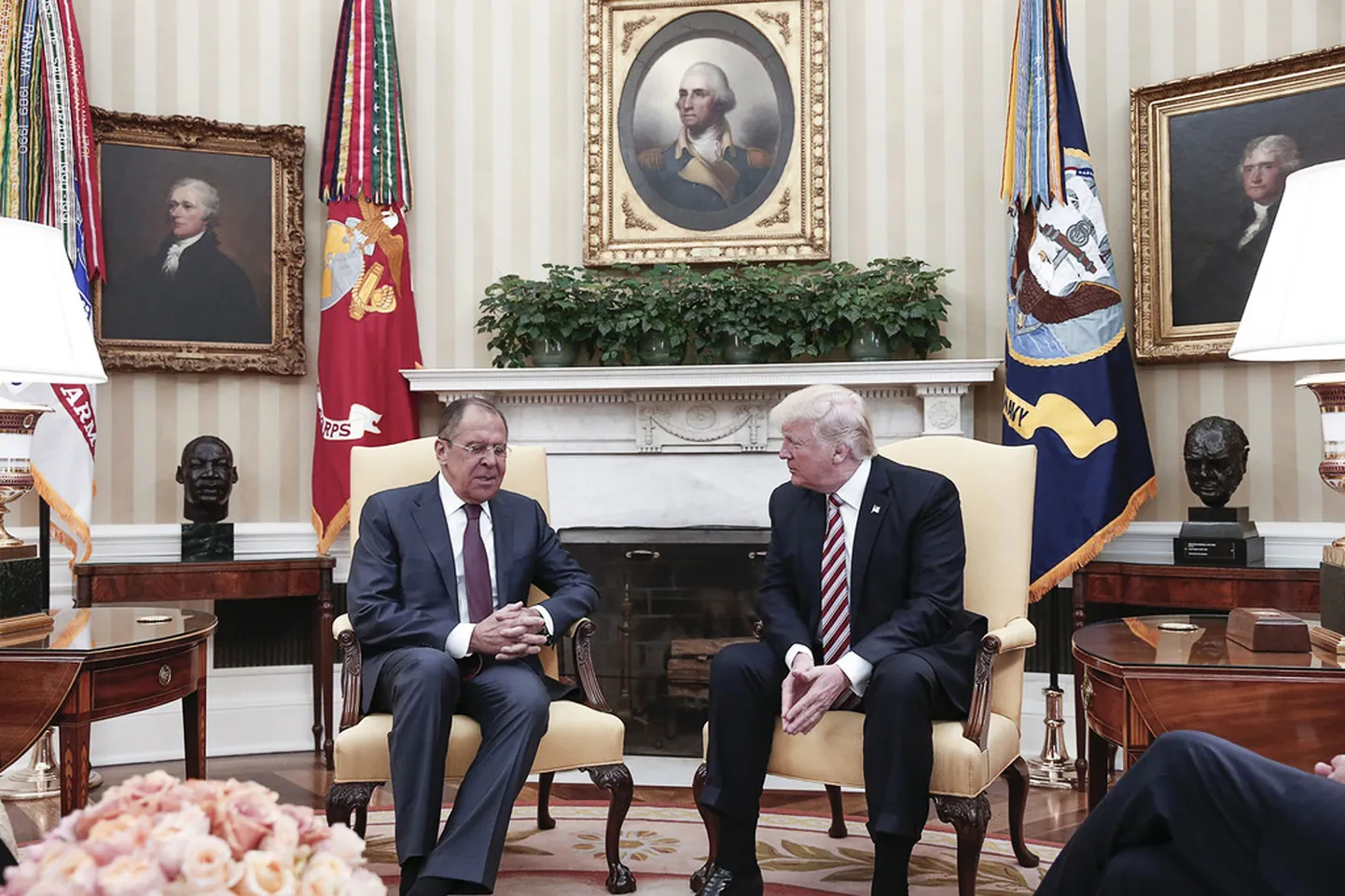 ASV prezidents Donalds Tramps un Krievijas ārlietu ministrs Sergejs Lavrovs sarunās Baltajā namā