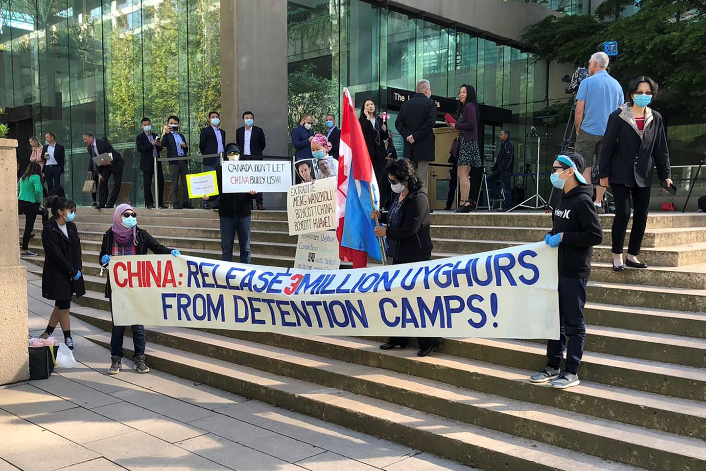Meeleavaldajad nõuavad Hiinas vangistatud uiguuride vabastamist. Protestiaktsioon leidis aset kolmapäeval Vancouveris, kus Kanada kohus jätkas Hiina tehnoloogiahiiu Huawei finantsjuhi Meng Wangzhou USA-le väljaandmise juhtumi istungiga.