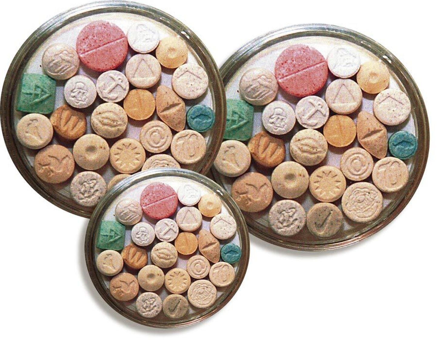 Tablettideks vormitud metüleendioksümetamfetamiin ehk MDMA on rahva seas tuntud kui ecstasy. Et ostjad teaksid eri tootjate kaubal vahet teha, pressivad narko­ärikad pillidele sageli mingi kujundi.