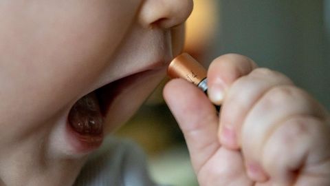 Kodus laokil olevatest seadmetest välja urgitsetud patareide allaneelamine põhjustab ohtlikke tervisekahjustusi. Kodus laokil olevatest seadmetest välja urgitsetud patareide allaneelamine põhjustab ohtlikke tervisekahjustusi.