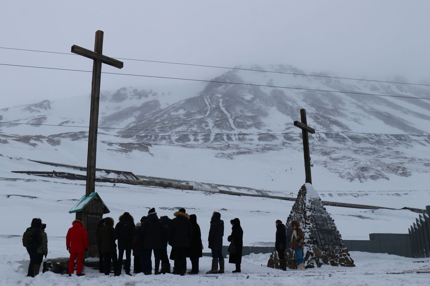 Shmidti mäe jalamile maeti kümned tuhanded Norilski laagrites hukkunud vangid aastatel 1935–1952.