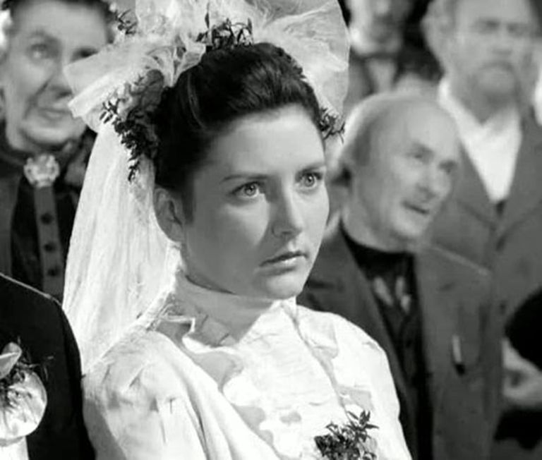 Zigrīda Stungure Madaras lomā Pāvela Armanda un Leonīda Leimaņa filmā "Salna pavasarī" (1955)