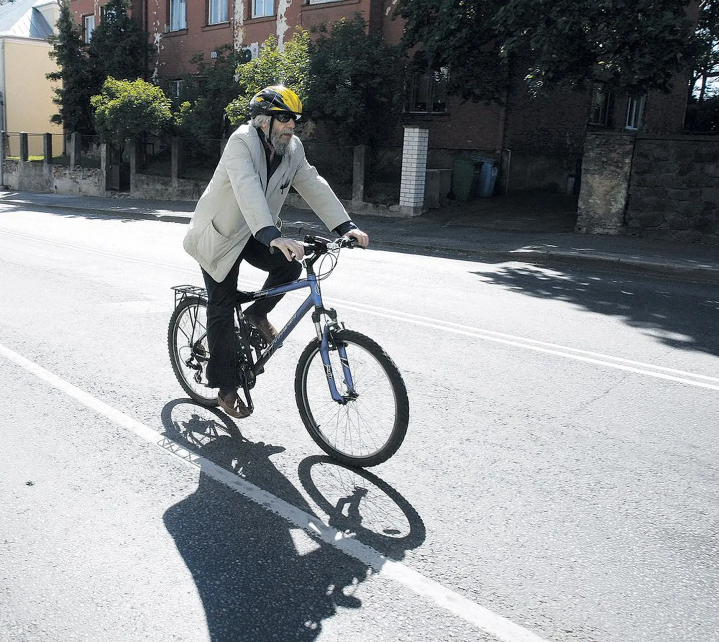 Tartu volikogu esimeheks valitud Mihhail Lotman on veendunud jalgrattur ja seetõttu loobus ta ette nähtud autokompensatsioonist. Pilt on tehtud kolmapäeval, kui Lotman osales linnavõimude rattatuuril, mille eesmärk oli analüüsida, kui ohtlik on sõita rattaga autoteel.