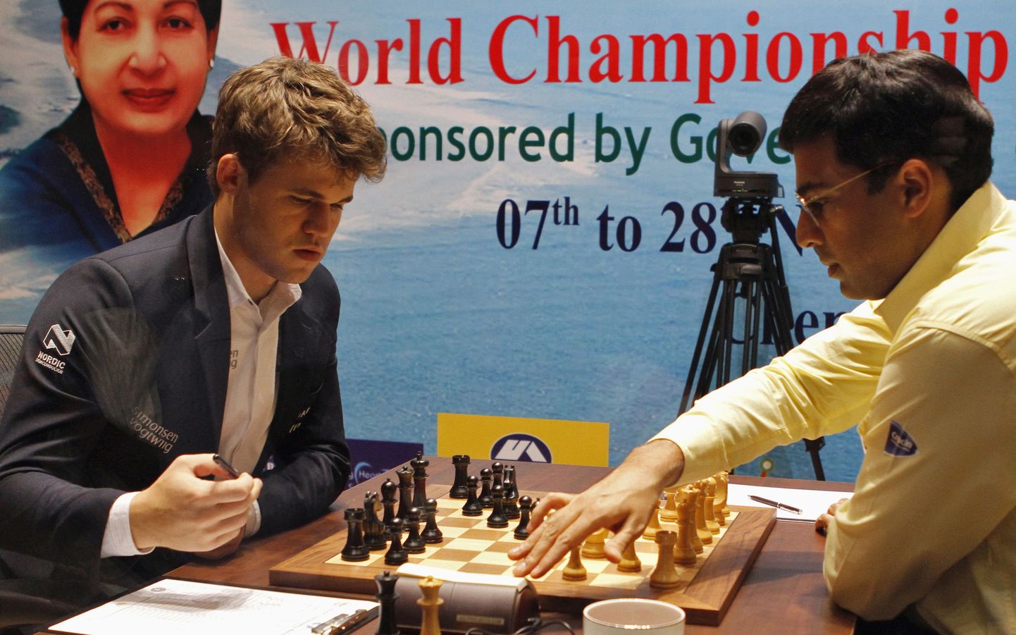 Viswanathan Anand (paremal) ja Magnus Carlsen.