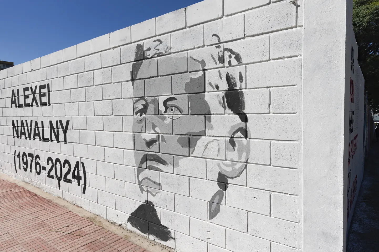 Aleksei Navalnõi mälestuseks joonistatud grafiti Argentina pealinnas 4. aprillil 2024. a.